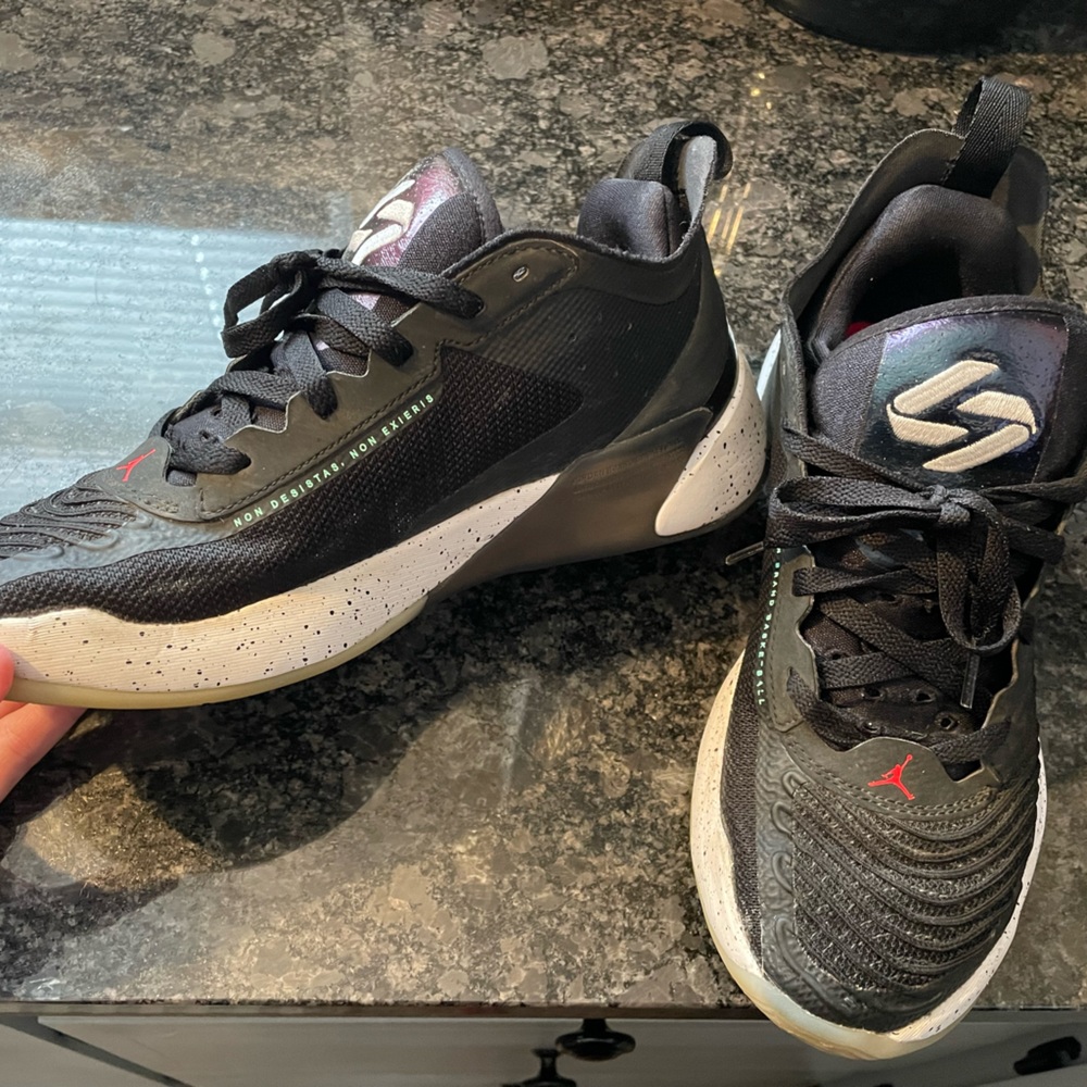Luka 1 Men’s Basketball Shoes - Size 7